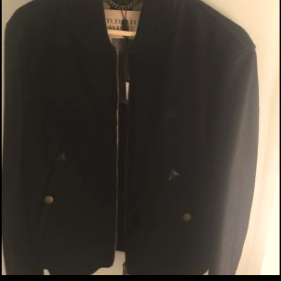 Men medium Burberry jacket. New with tags never worn. Smoke free n pet free